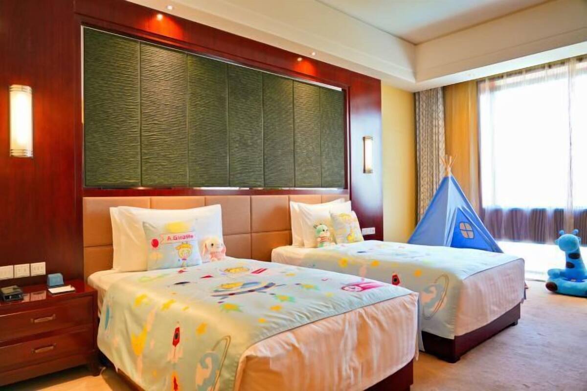 Minibar, in-room safe, alarm clocks