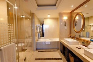 Minibar, coffres-forts dans les chambres, réveils