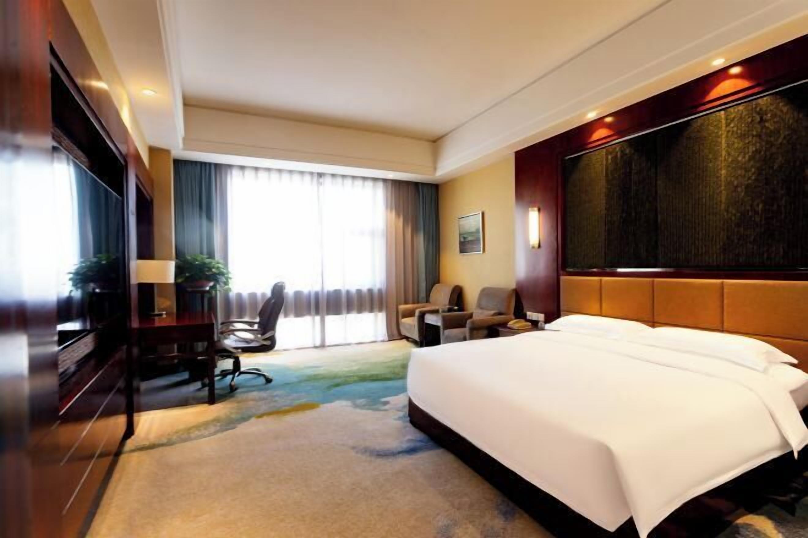 ميني بار وخزنة داخل الغرفة ومُنبهات