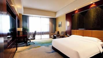 ميني بار وخزنة داخل الغرفة ومُنبهات