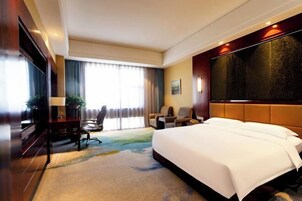 迷你吧、客房内保险箱、闹钟
