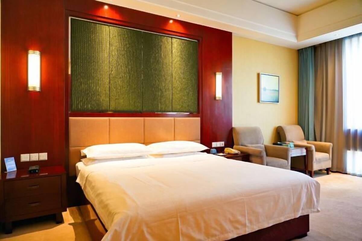 Minibar, in-room safe, alarm clocks