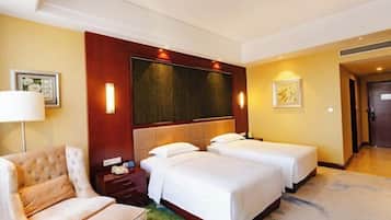 ميني بار وخزنة داخل الغرفة ومُنبهات