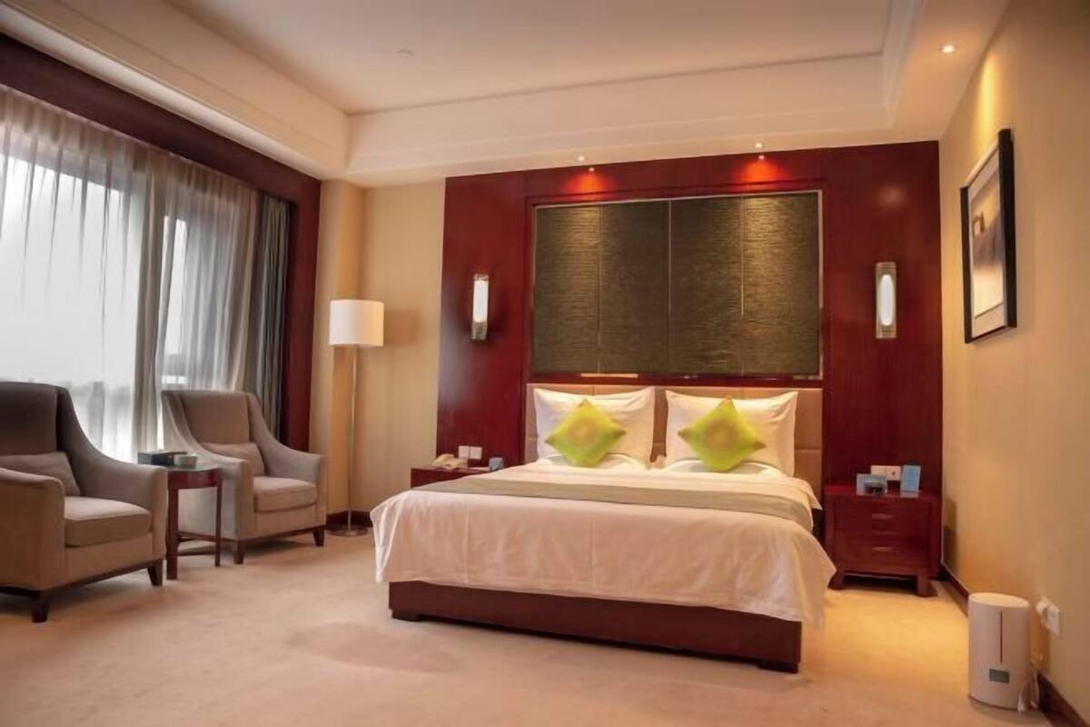 Minibar, in-room safe, alarm clocks