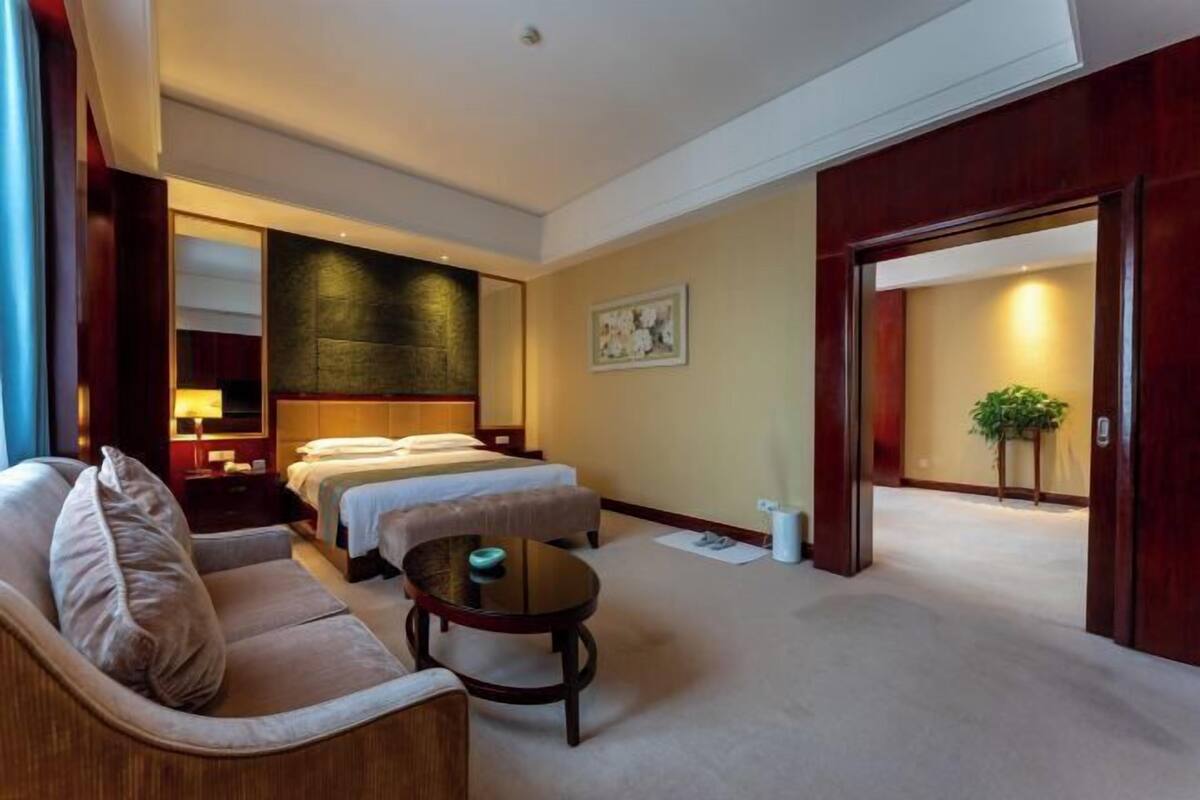 Minibar, in-room safe, alarm clocks