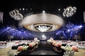Lunch, dinner and brunch served - Petroleum Hotel (Yulin)