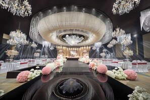 午餐，供應晚餐和早午餐
