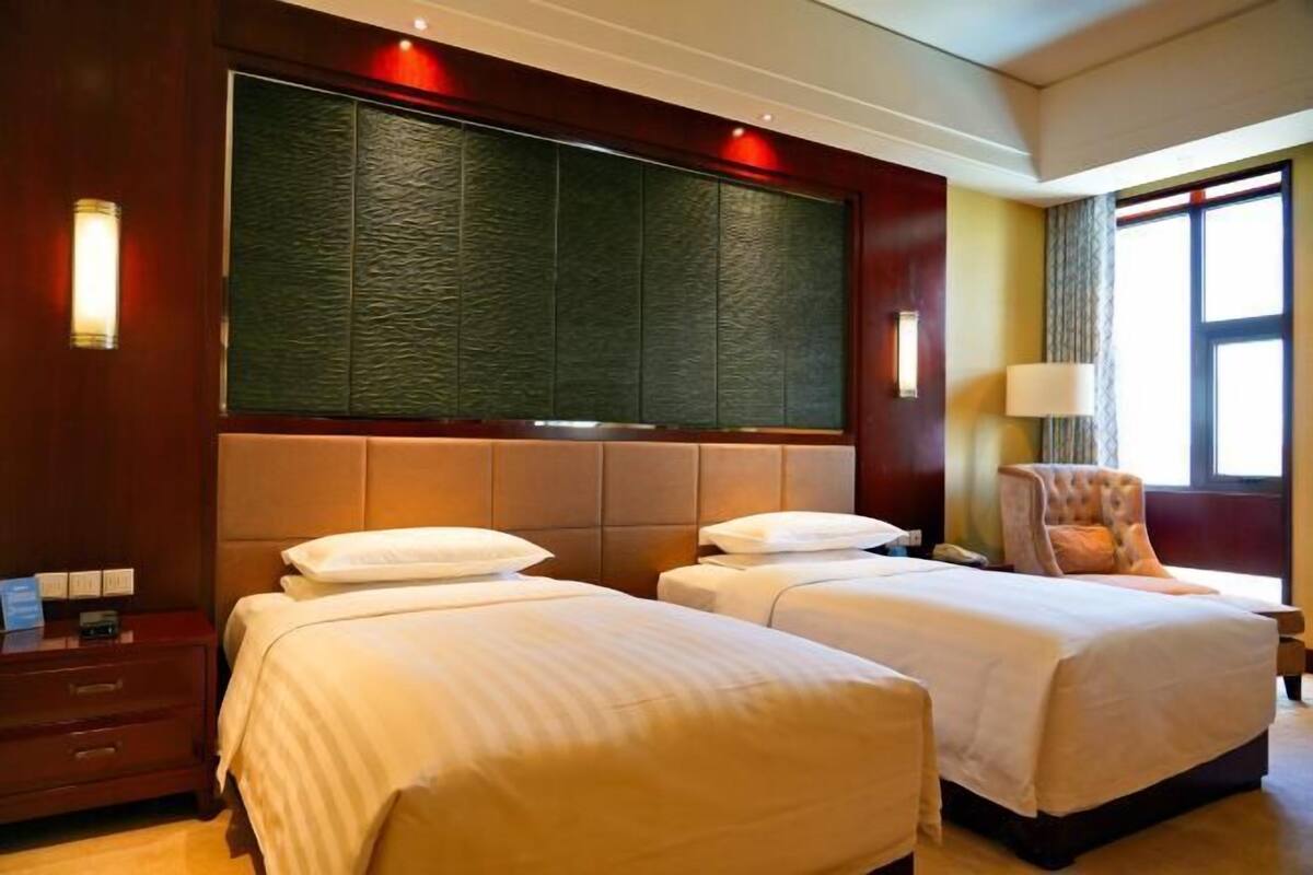 Minibar, in-room safe, alarm clocks