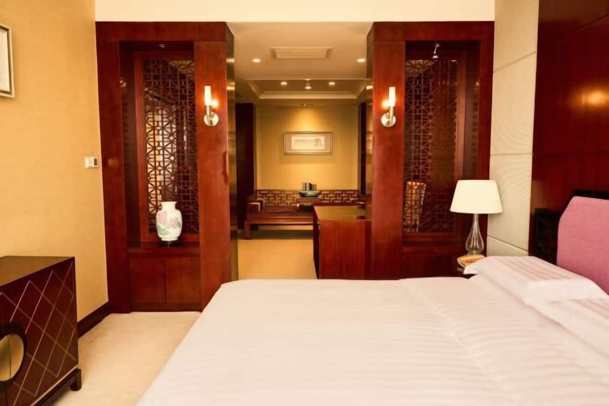 Minibar, in-room safe, alarm clocks