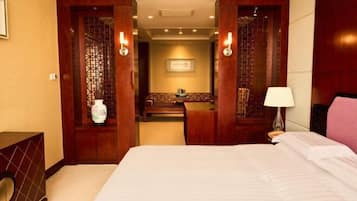 ميني بار وخزنة داخل الغرفة ومُنبهات