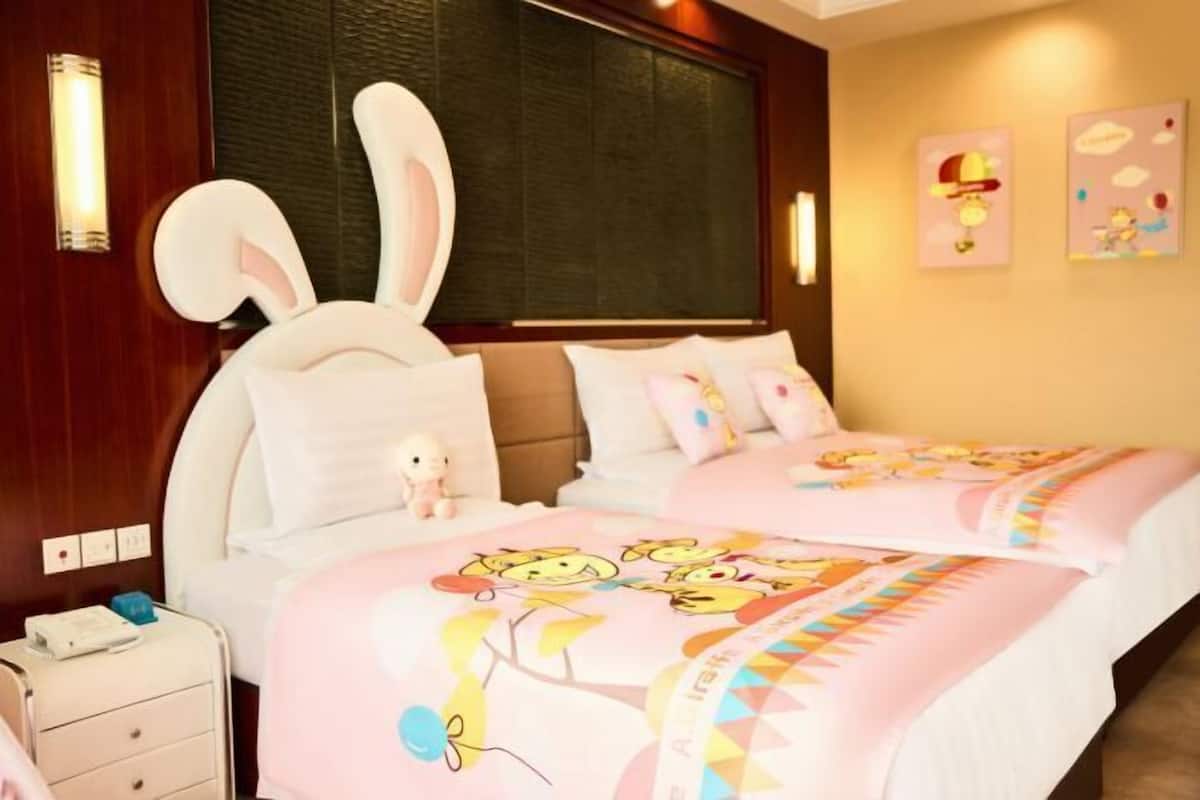 Minibar, in-room safe, alarm clocks