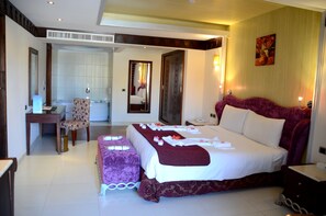 Deluxe Suite with Spa Bath | Egyptian cotton sheets, premium bedding, free minibar, in-room safe
