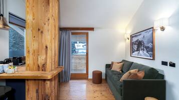 Junior Room | Premium bedding, down comforters, minibar, desk
