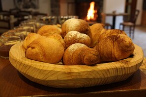 A wooden bowl filled with croissants on a table. - Residence Les Coupoles (Ayas)
