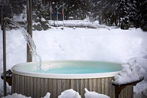 A wooden hot tub surrounded by snow. - Residence Les Coupoles (Ayas)