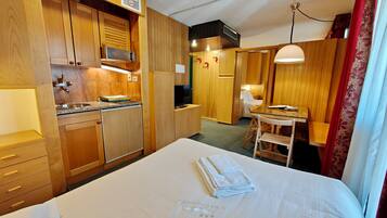 Apartment | Wohnbereich | 28-Zoll-Flachbildfernseher mit Satellitenempfang