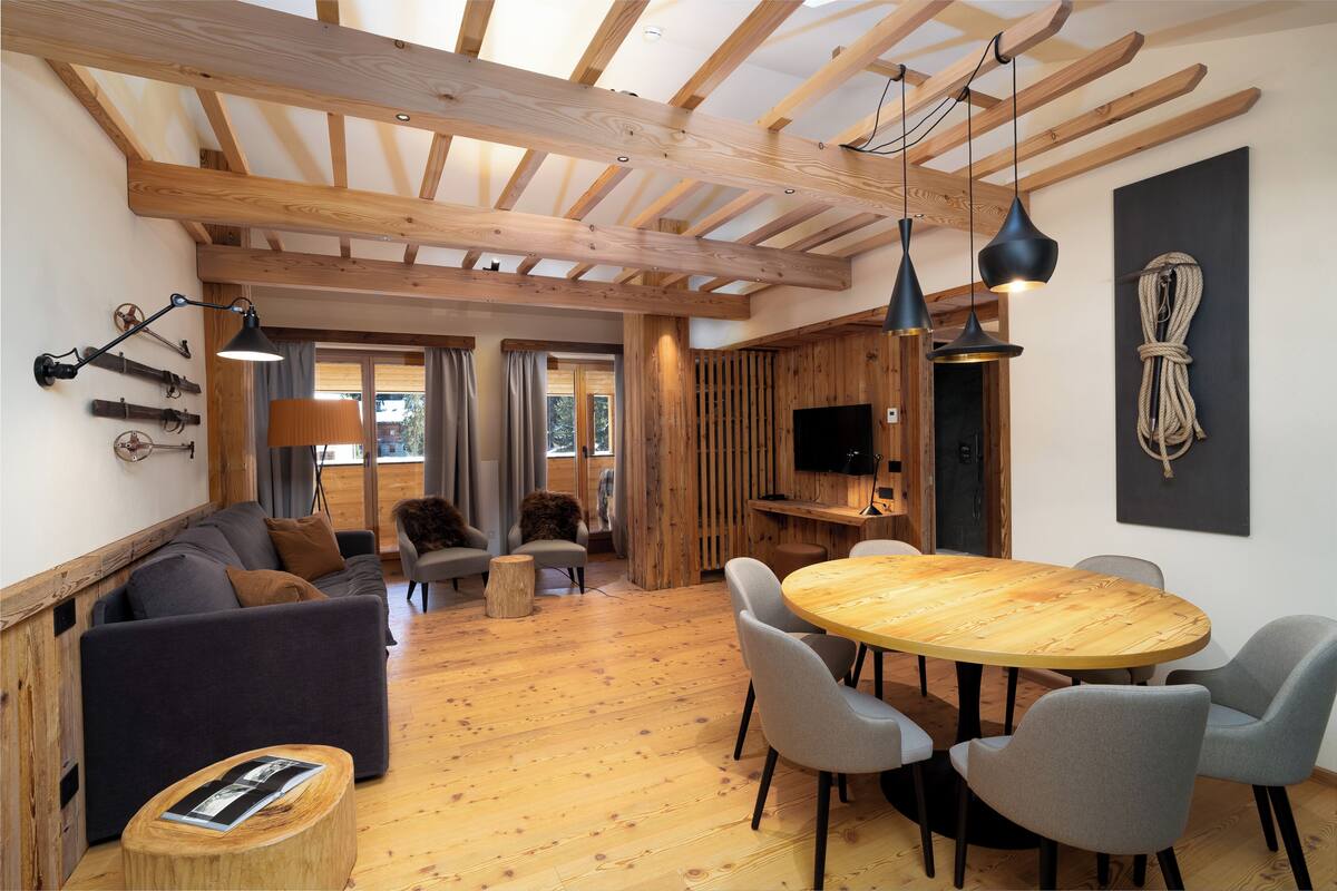 Apartamento conforto | Área de estar | TV de tela plana 28 polegadas com canais via satélite