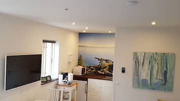 Studiolejlighed | Skrivebord, lydisolering, strygejern/strygebræt