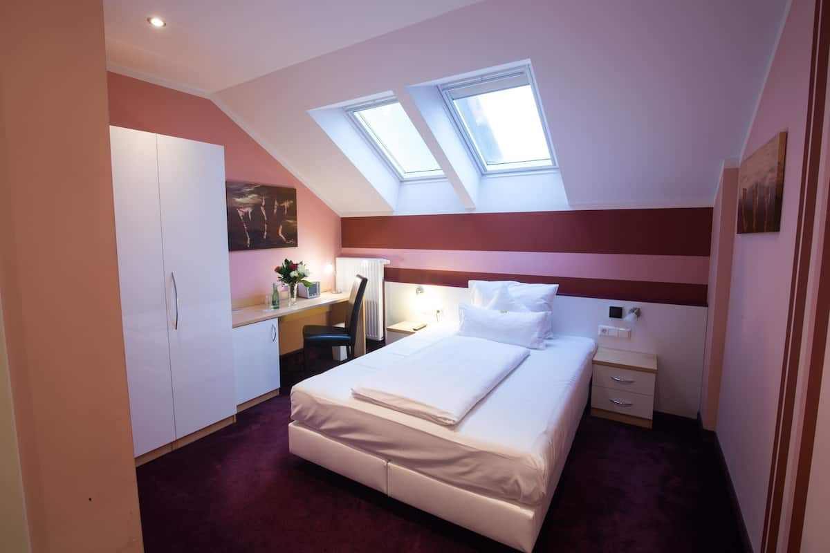 Eenpersoonskamer | Een minibar, een kluis op de kamer, een bureau, gratis wifi