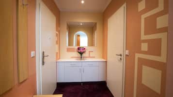 Double Room | Minibar, in-room safe, desk, free WiFi
