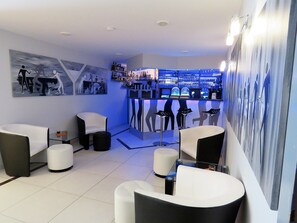 Minibar, caja de seguridad en la habitación, escritorio y wifi gratis 