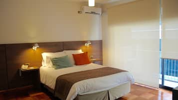 Apartamento superior | Cofres nos quartos, Wi-Fi de cortesia, roupa de cama