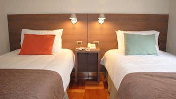 Habitación superior, 2 camas individuales | Caja de seguridad en la habitación, wifi gratis y ropa de cama