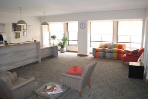 Área de estar no saguão