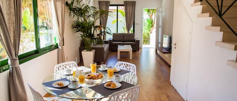 Exclusieve resortwoning, 2 slaapkamers, uitzicht op oceaan | 1 slaapkamer, luxe beddengoed, een minibar, een kluis op de kamer