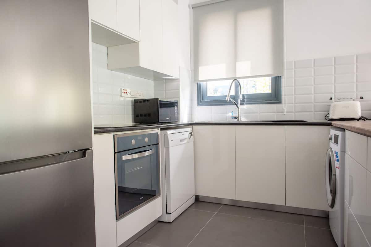 luxury townhome, 3 bedrooms | private kitchen | fridge, microwave, oven, stovetop