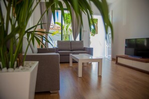 Exclusive Townhome, 2 Bedrooms, Ocean View | Premium bedding, minibar, in-room safe, individually decorated - Julipapas Gardens (Kissonerga)