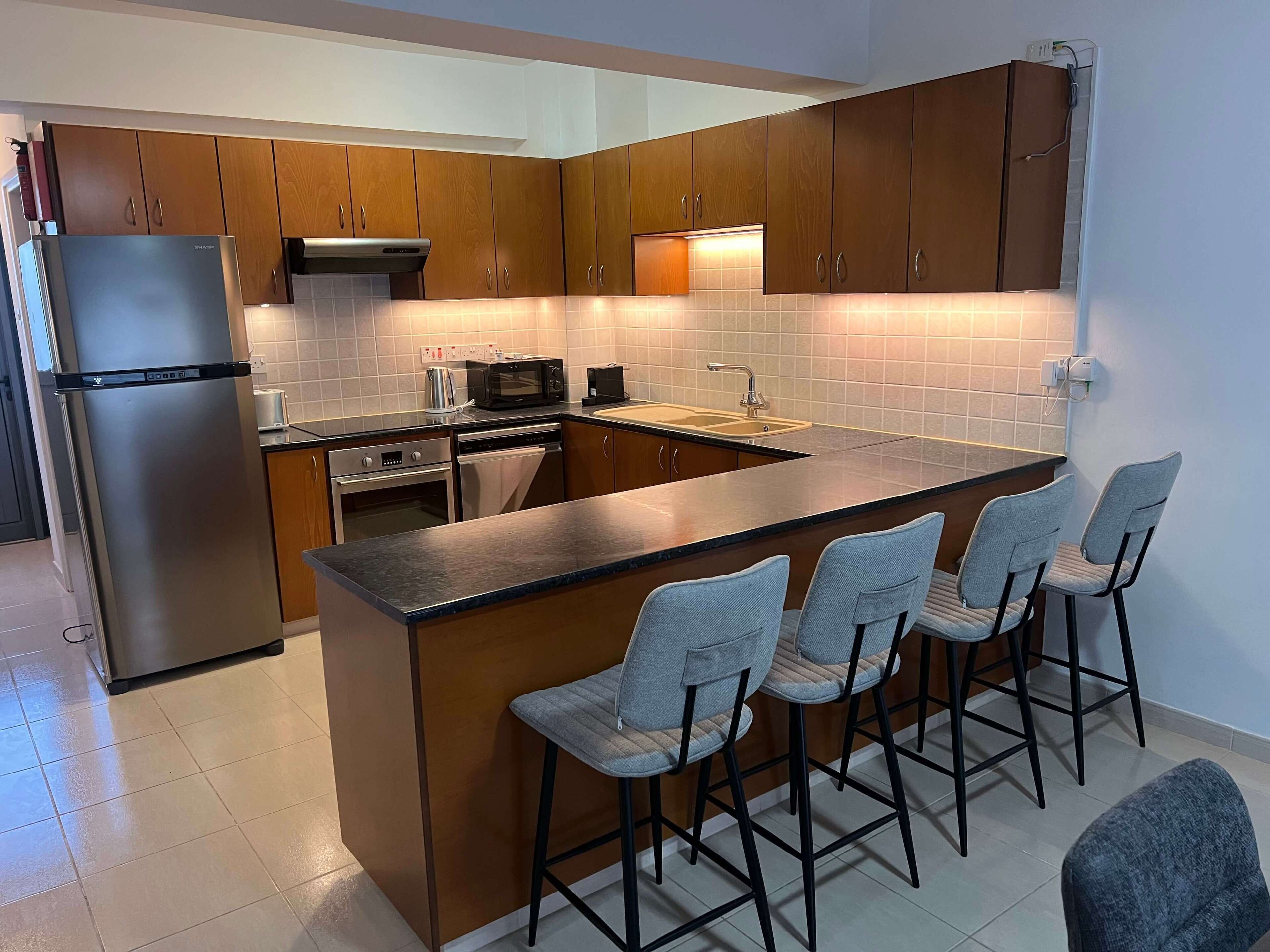 deluxe apartment | private kitchen | fridge, microwave, oven, stovetop