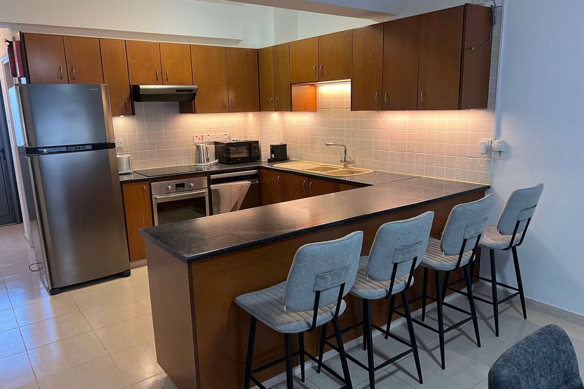 deluxe apartment | private kitchen | fridge, microwave, oven, stovetop