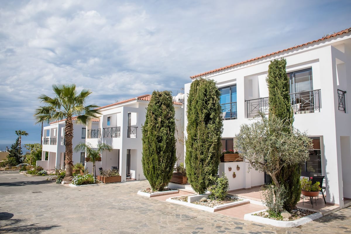 Superior Apartment, 2 Bedrooms, Sea View (Private Garden / Split Level) | Private kitchen | Fridge, microwave, oven, stovetop