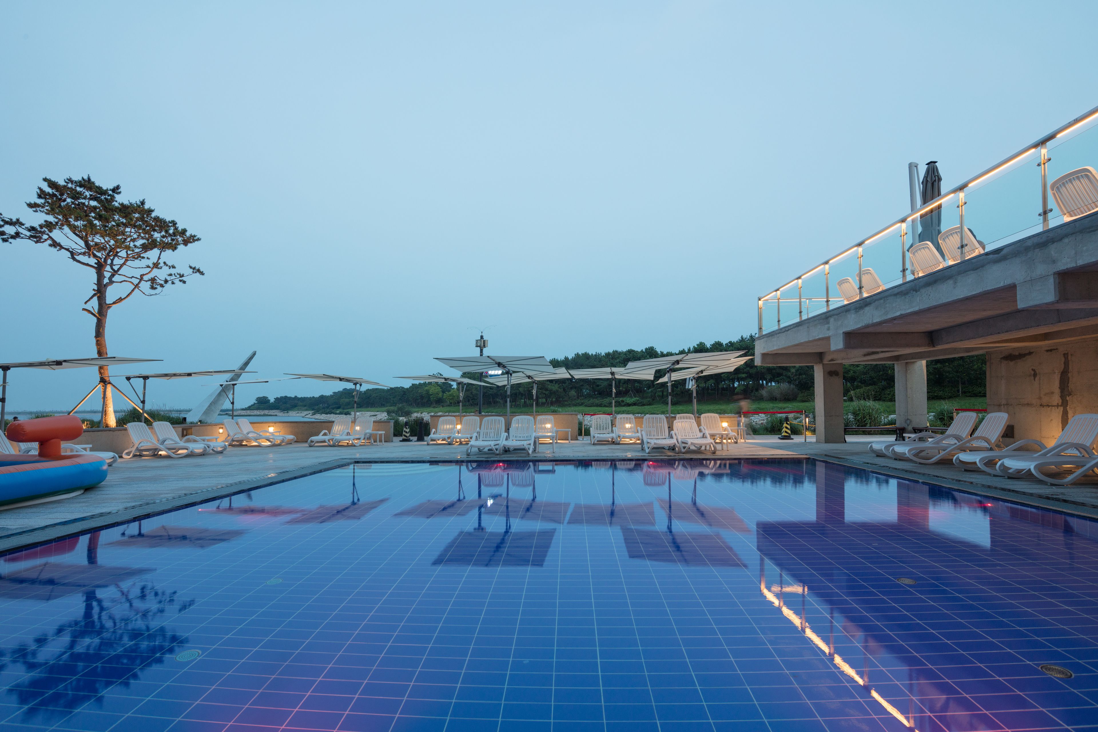 3 ulkouima-allasta, maksullisia cabañoita, aurinkotuoleja