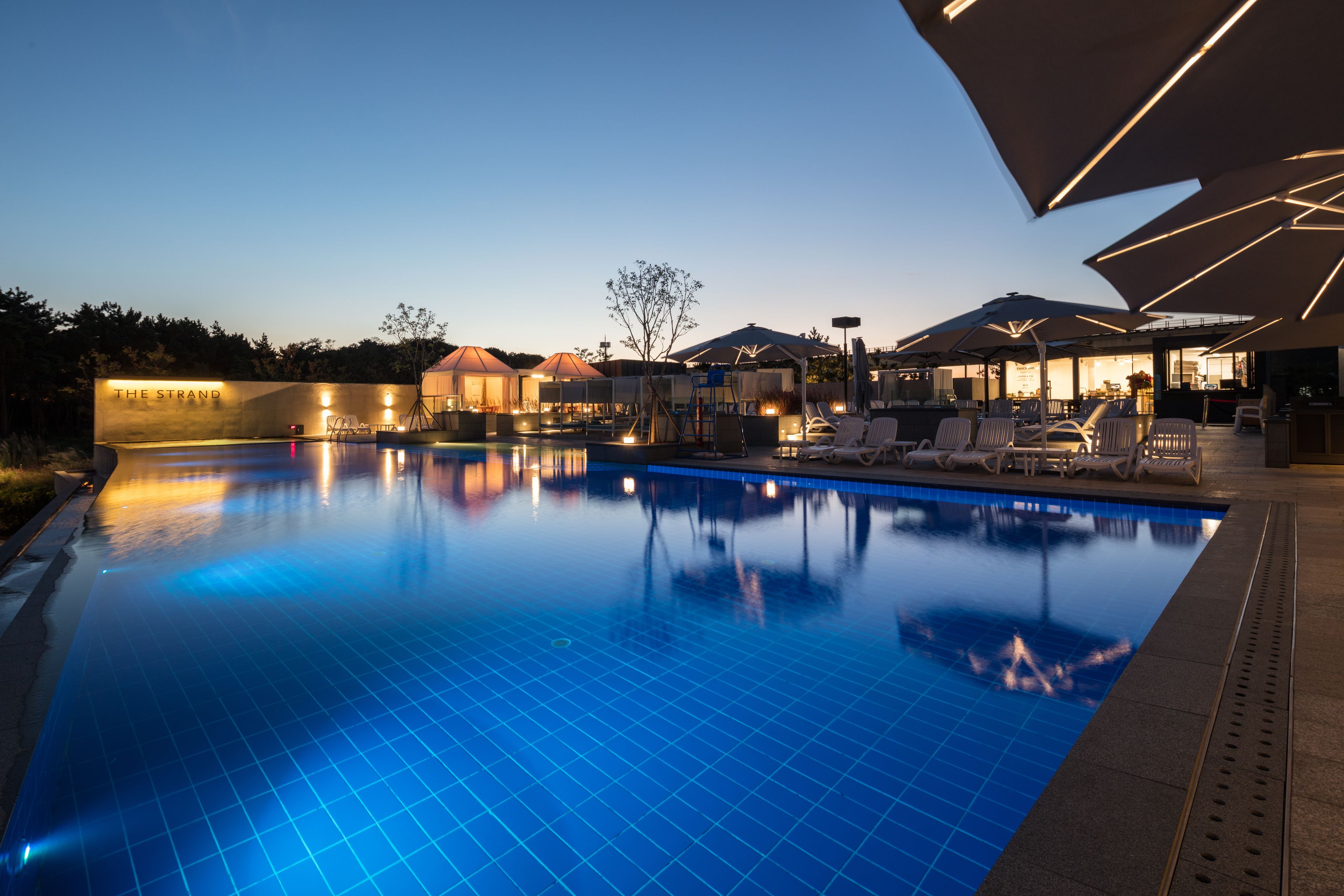 3 piscines extérieures, tentes de plage, chaises longues