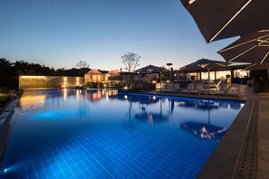 3 座室外游泳池，提供遮陽小屋 (付費)和日光浴躺椅