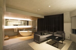 Reed Suite - Breakfast for 2 + Pool access for 2 + Amenity | Oppholdsområde | Flatskjerm-TV