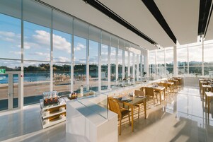 Se sirven desayunos, almuerzos y cenas; cocina internacional