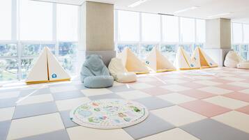 Área de juegos infantiles bajo techo