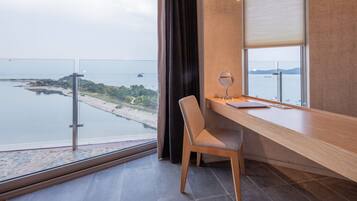Studio Suite - Breakfast for 2 + Pool access for 2 + Amenity | Minibar, in-room safe, iron/ironing board, free WiFi