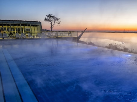 3 piscinas al aire libre, camas de piscina con cargo. Nest Hotel Incheon