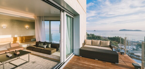 Patio Suite - 조식 2인 + 수영장 2인 + 어메니티 제공 | 미니바, 객실 내 금고, 다리미/다리미판, 무료 WiFi