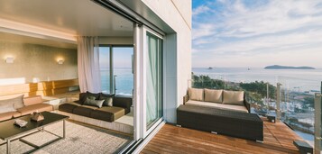 Patio Suite - Breakfast for 2 + Pool access for 2 + Amenity | Minibar, in-room safe, iron/ironing board, free WiFi