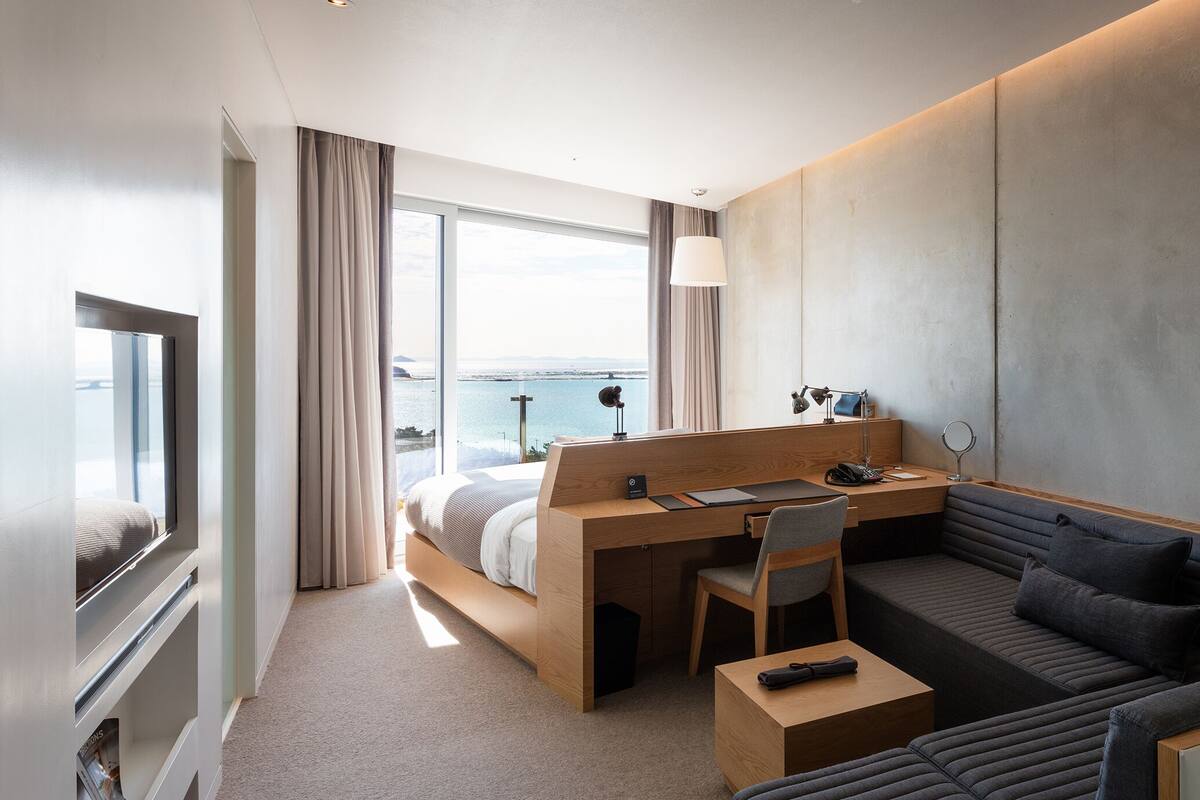 Minibar, in-room safe, iron/ironing board, WiFi (free)