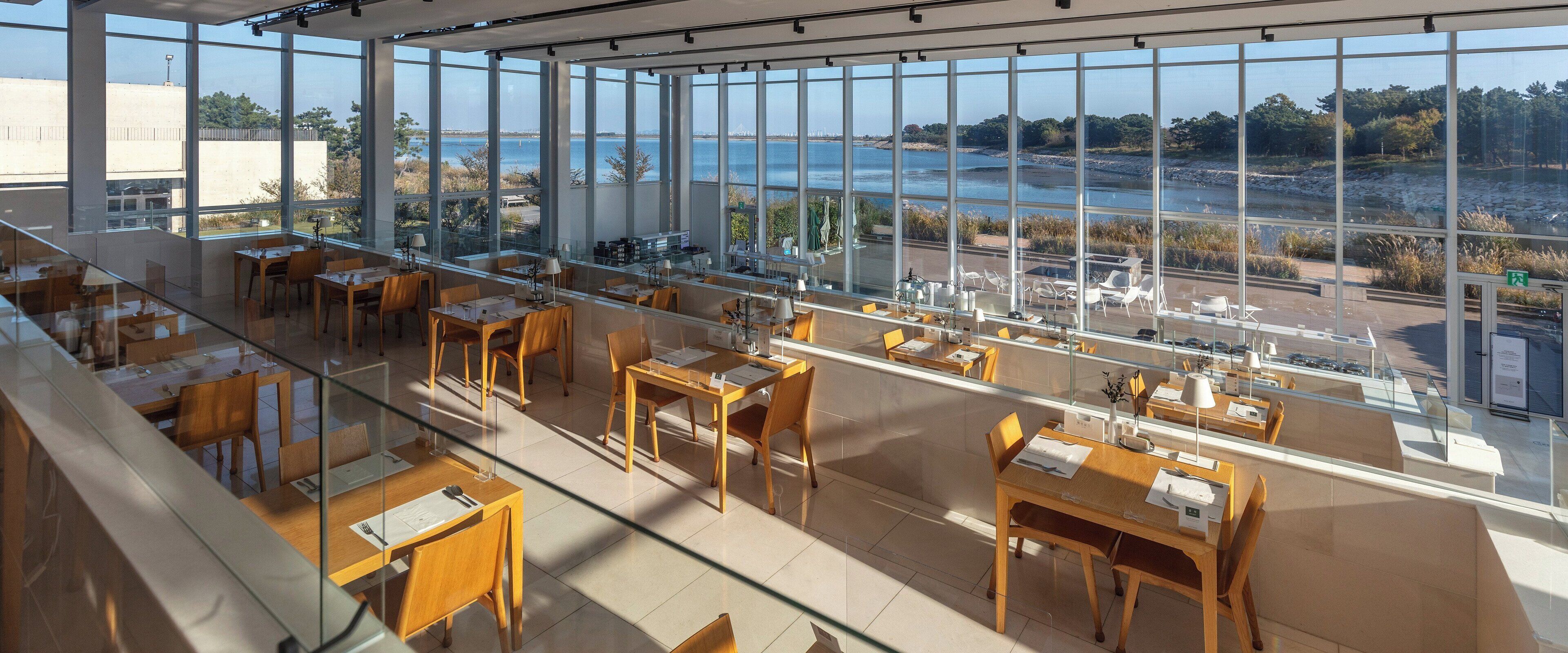 breakfast, lunch, dinner served; international cuisine