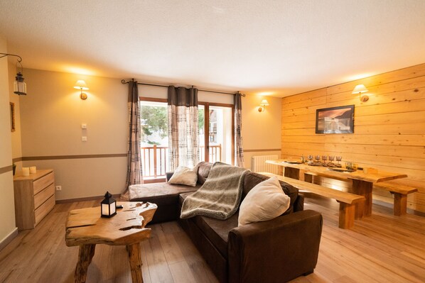 Télévision à écran plat de 40 cm avec chaînes numériques, télévision