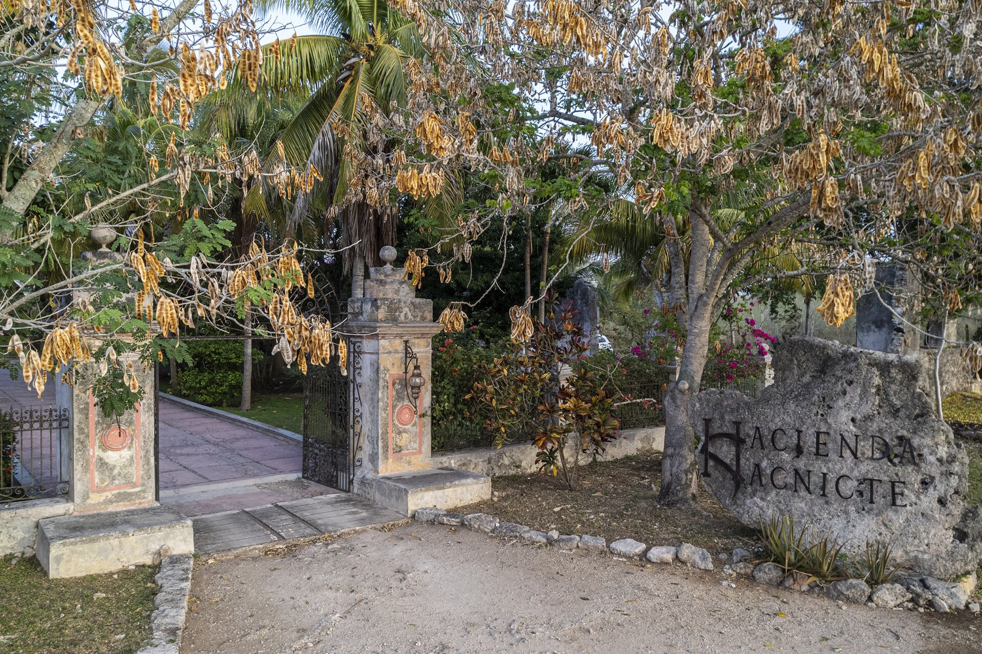 Une porte d’entrée en pierre surmontée d’une enseigne indiquant « Hacienda Nacnicote ».