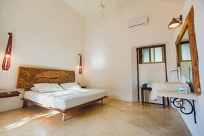 1 habitación, decoración personalizada, muebles diferentes y escritorio 