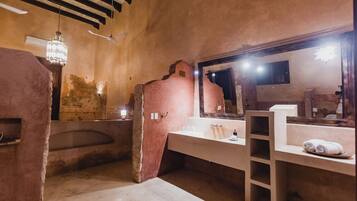 Un baño con una bañera, un lavabo y un espejo.